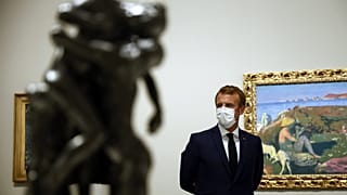 Эммануэль Макрон на выставке