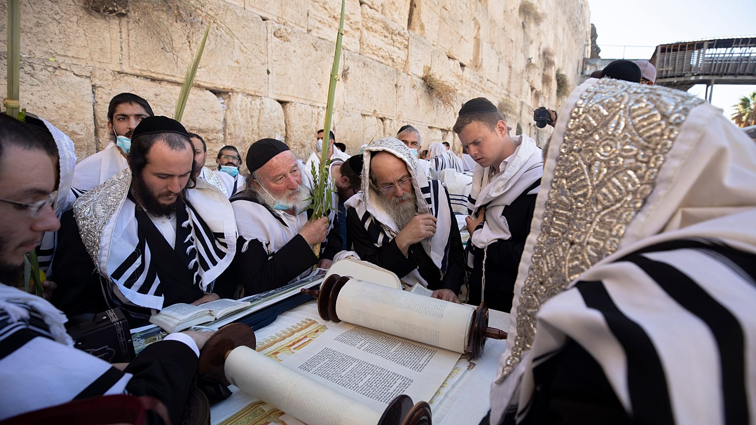 Ultraorthodoxe jüdische Männer beten während des jüdischen Feiertags Sukkot an der Klagemauer, dem heiligsten Ort, an dem Juden in der Altstadt von Jerusalem beten können.