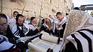 Ultraorthodoxe jüdische Männer beten während des jüdischen Feiertags Sukkot an der Klagemauer, dem heiligsten Ort, an dem Juden in der Altstadt von Jerusalem beten können.