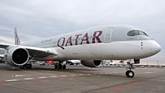 طائرة  من طراز إيرباص A350  تابعة للخطوط الجوية القطرية أثناء توجهها إلى البوابة في مطار فرانكفورت الألماني 15 كانون الثاني/يناير 2015