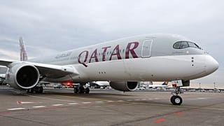طائرة من طراز إيرباص A350 تابعة للخطوط الجوية القطرية أثناء توجهها إلى البوابة في مطار فرانكفورت الألماني 15 كانون الثاني/يناير 2015