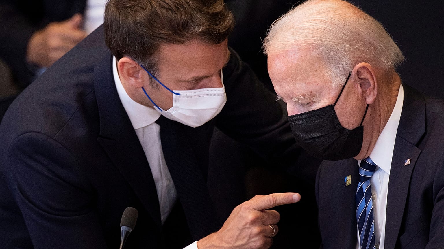 Fransa Cumhurbaşkanı Emmanuel Macron (sol) ABD Başkanı Joe Biden 