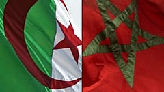 تظهر هذه الصورة المركبة التي تم إنشاؤها في 27 أغسطس 2021 العلم الوطني الجزائري (إلى اليسار) والمغربي (إلى اليمين)