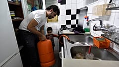 مواطن إسباني يبدّل أنبوبة الغاز داخل منزله