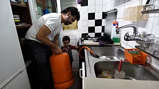 مواطن إسباني يبدّل أنبوبة الغاز داخل منزله