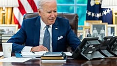 Sur cette photo diffusée par la Maison Blanche, le président Joe Biden est au téléphone avec son homologue français Emmanuel Macron, 22/09/2021