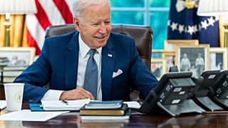 Sur cette photo diffusée par la Maison Blanche, le président Joe Biden est au téléphone avec son homologue français Emmanuel Macron, 22/09/2021