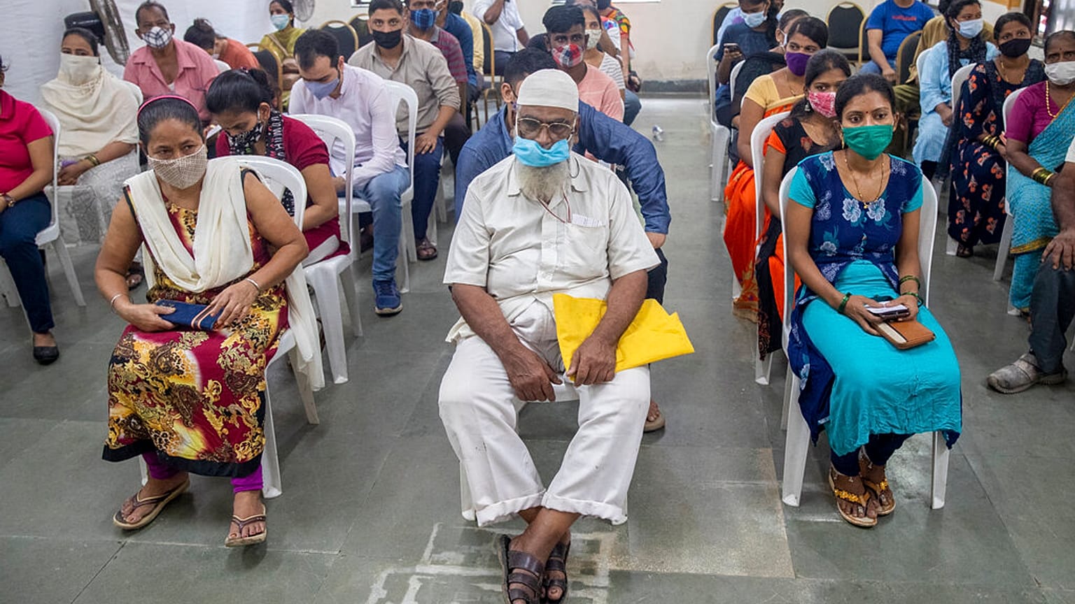 Un centro di vaccinazione a Mumbai (India). 