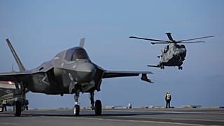 Jatos e helicópteros F-35 no convés do porta-aviões HMS Queen Elizabeth, ao largo da costa de Portugal, quinta-feira, 27 de maio de 2021