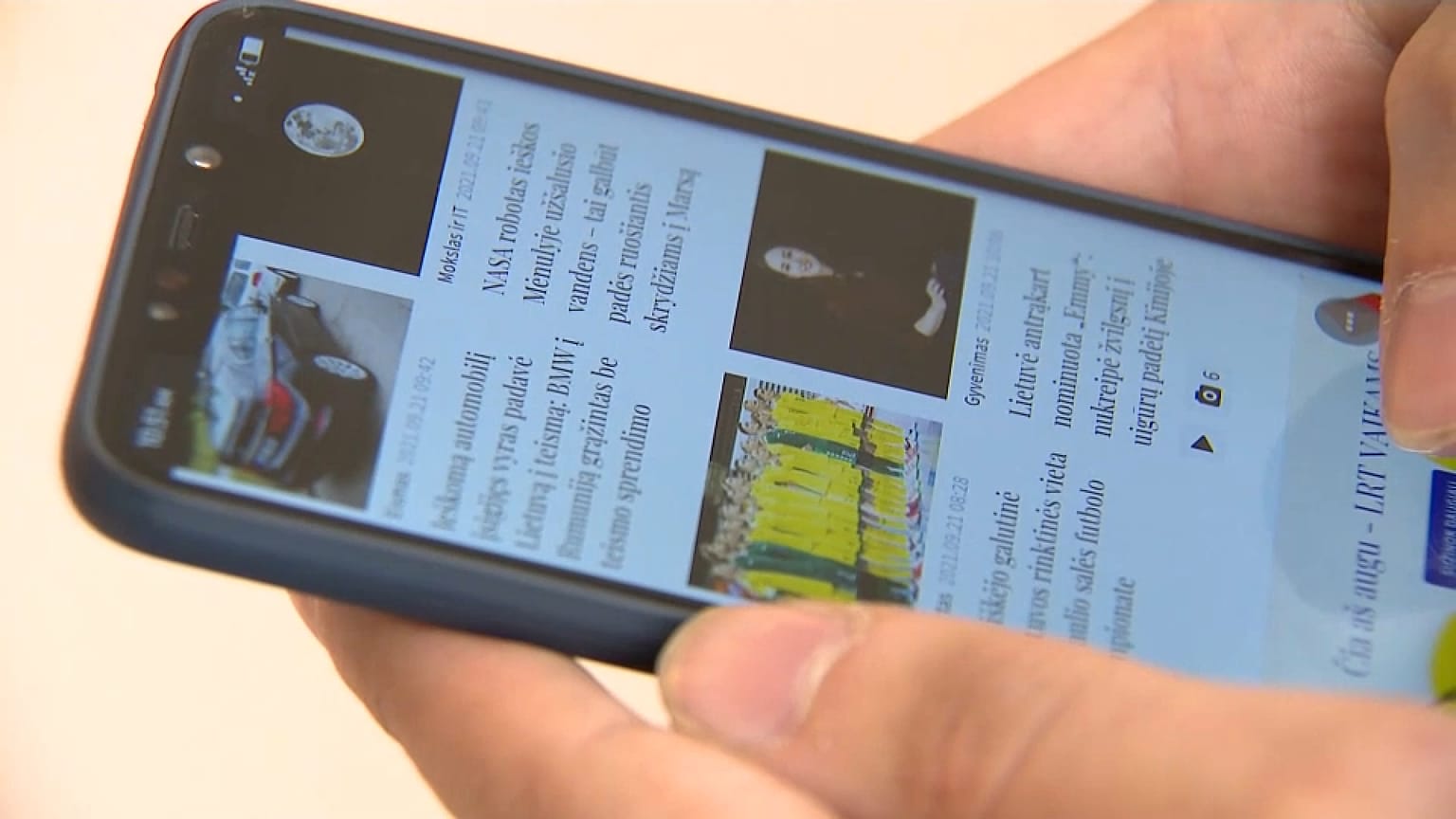 Nutzer surft auf Xiaomi-Gerät