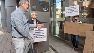 Francia, angol és német nyelvű táblákkal üzenetek a petíció átadásakor Brüsszelnek