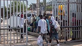 A hazaszállított illegális bevándorlók távoznak a port-au-prince-i Toussaint Louverture repülőtérről 2021. szeptember 21-én. 