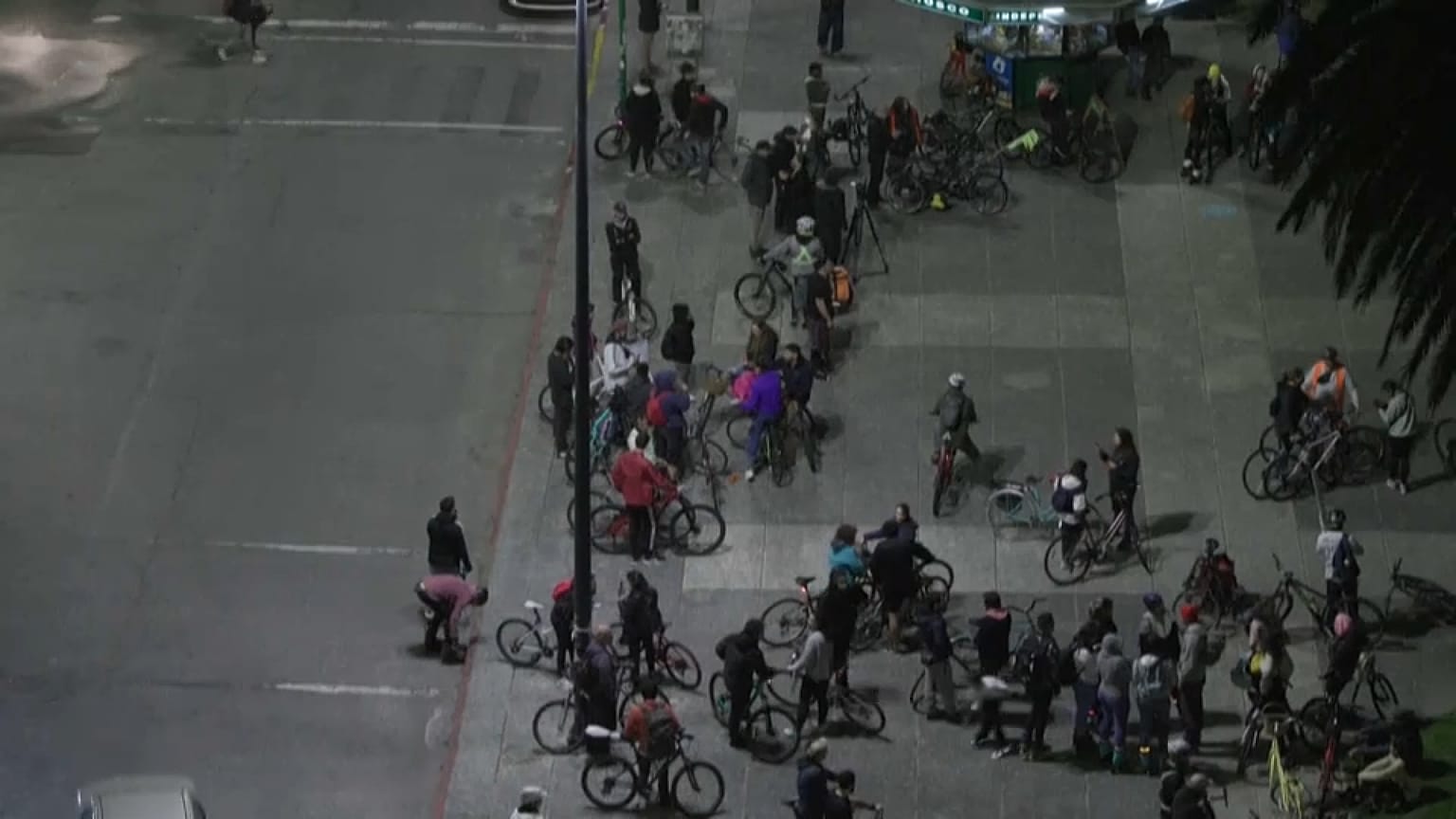 Vista aérea de los ciclistas reunidos en plaza Independencia, 22/9/2021, Montevideo, Uruguay