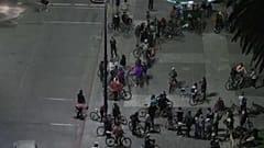 Vista aérea de los ciclistas reunidos en plaza Independencia, 22/9/2021, Montevideo, Uruguay