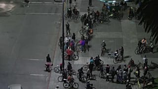 Vista aérea de los ciclistas reunidos en plaza Independencia, 22/9/2021, Montevideo, Uruguay