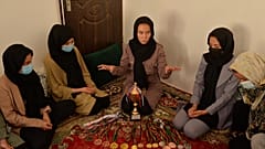 Члены женского клуба по тхэквондо Гераты и их спортивные трофеи, сентябрь 2021 года