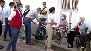 Los reyes de España visitan a los damnificados en la isla de La Palma