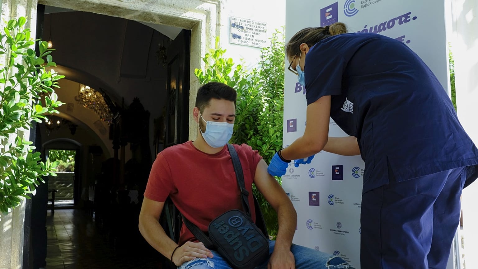 Εμβολιασμός κατά Covid-19 σε προαύλιο χώρο εκκλησίας. 