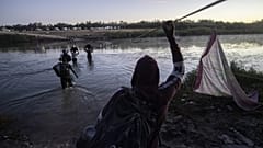 Des migrants haïtiens tentent de traverser le Rio Grande marquant la frontière entre le Mexique et les Etats-Unis - le 23/09/2021