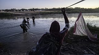 Des migrants haïtiens tentent de traverser le Rio Grande marquant la frontière entre le Mexique et les Etats-Unis - le 23/09/2021