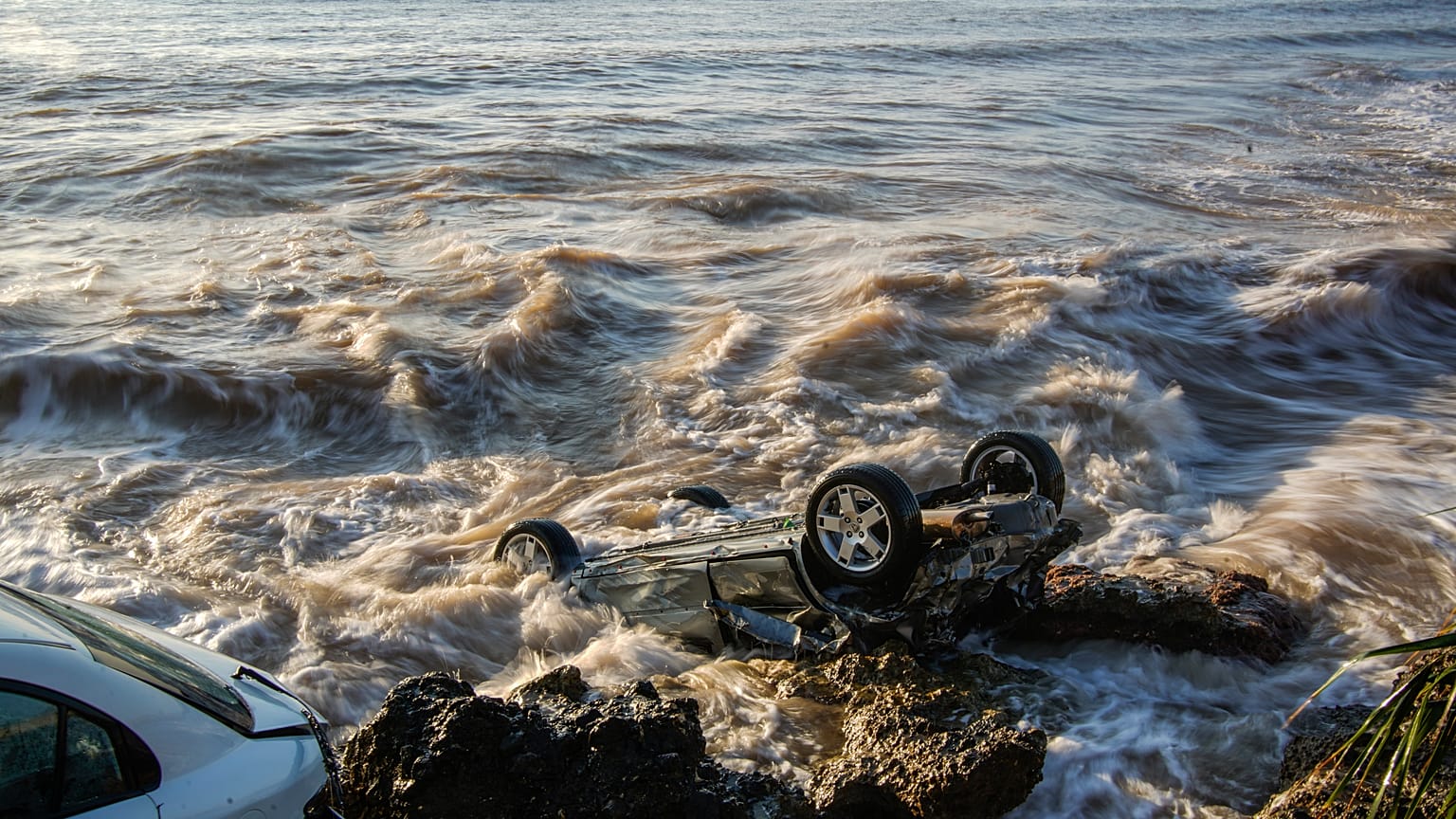 Vehículos arrastrados hasta el mar durante una reciente riada en Alcanar (Tarragona)