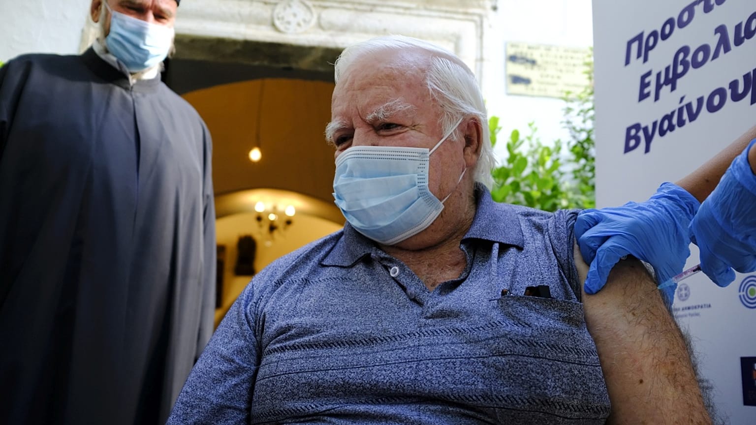 Εμβολιασμός ηλικιωμένου στην Ελλάδα.