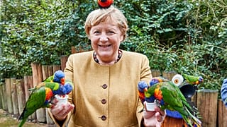 Angela Merkel mit Vögeln in Marlow vor der Bundestagswahl