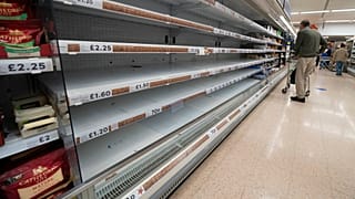 Vista de estanterías vacías en un supermercado Tesco en Manchester, Reino Unido, 12/9/2021