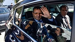 اللواء المتقاعد في الجيش الجزائري علي غديري يلوح من سيارته لدى وصوله لتقديم ترشيحه أمام المجلس الدستوري للانتخابات الرئاسية المقبلة، الجزائر، 3 مارس 2019