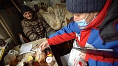 Британские фермеры выливают молоко