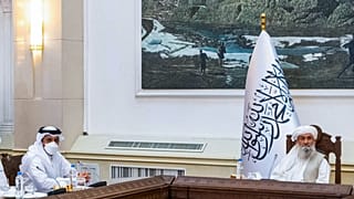 وزير الخارجية القطري الشيخ محمد بن عبد الرحمن آل ثاني (إلى اليسار) مع رئيس الوزراء الأفغاني الجديد الملا محمد حسن أخوند في كابول - 12 سبتمبر 2021