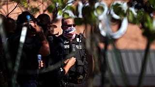 شرطيون امركيون متجمعون في مرآب إثر إطلاق نار في كولييرفيل. 2021/09/23