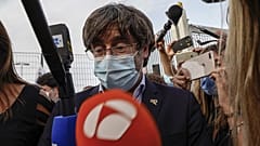 Carles Puigdemont all'uscita dal carcere di Sassari