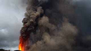 حمم ورماد ينبعثان من فوهة بركان فر جزيرة لابالما. 2021/09/22