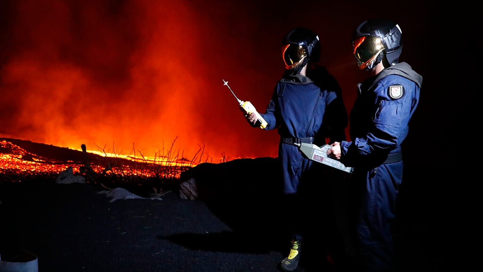 Miembros de la Unidad Militar de Emergencias UME toman medidas de los gases cerca del volcán Cumbre Vieja.