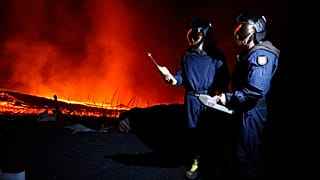 Miembros de la Unidad Militar de Emergencias UME toman medidas de los gases cerca del volcán Cumbre Vieja.