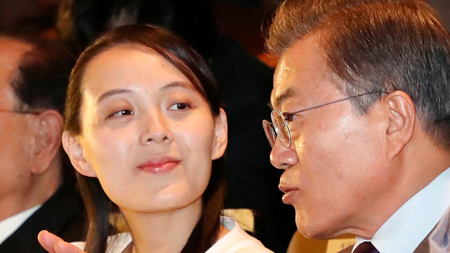 Az észak-koreai vezető, Kim Dzsongun befolyásos testvére, Kim Dzsojong a dél-koreai elnökkel, Mun Dzseinnel 2018-ban