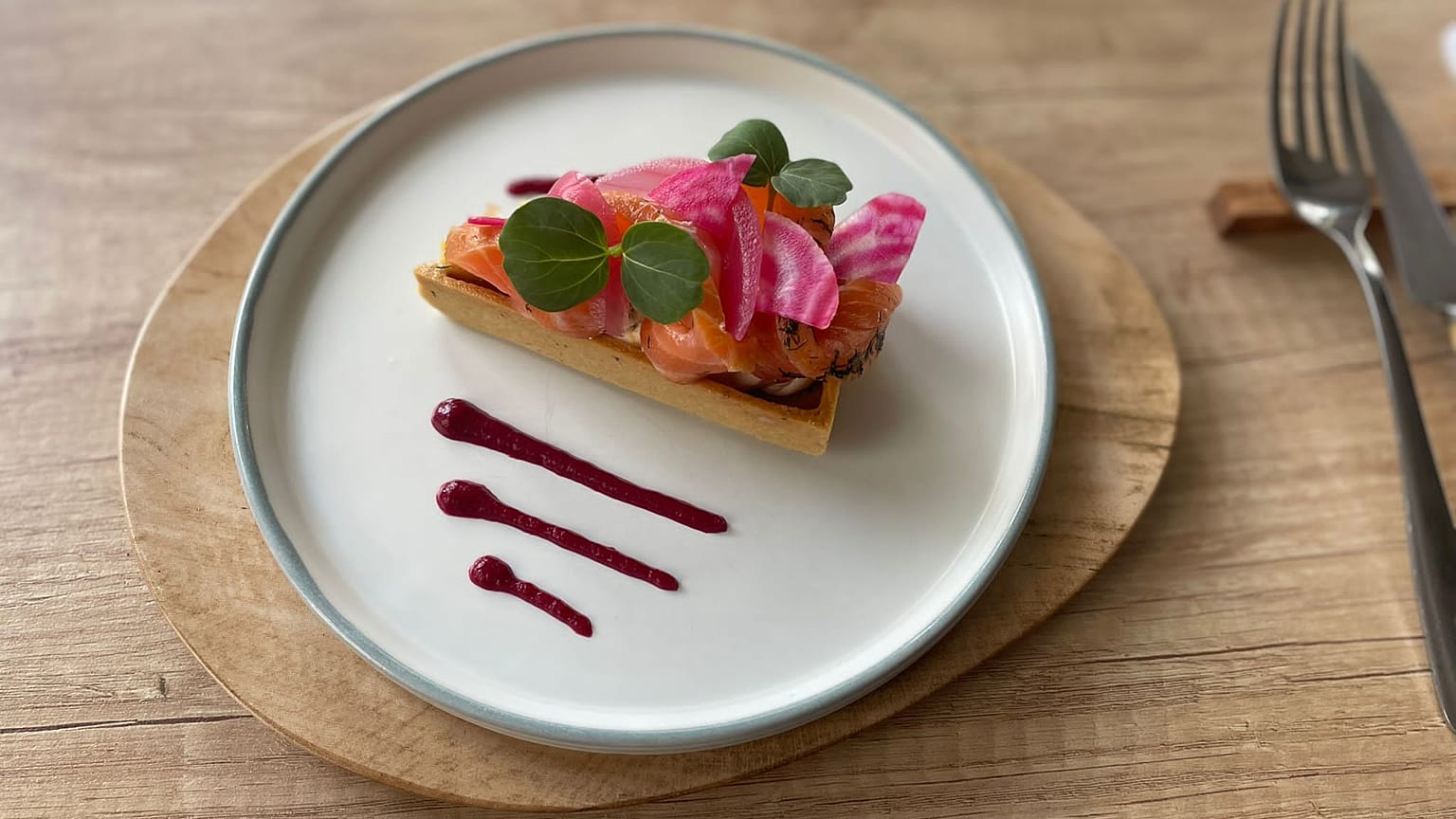 Smoked salmon tart with fresh herbs and beet sauce 