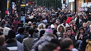Avrupa'da kalabalık bir cadde