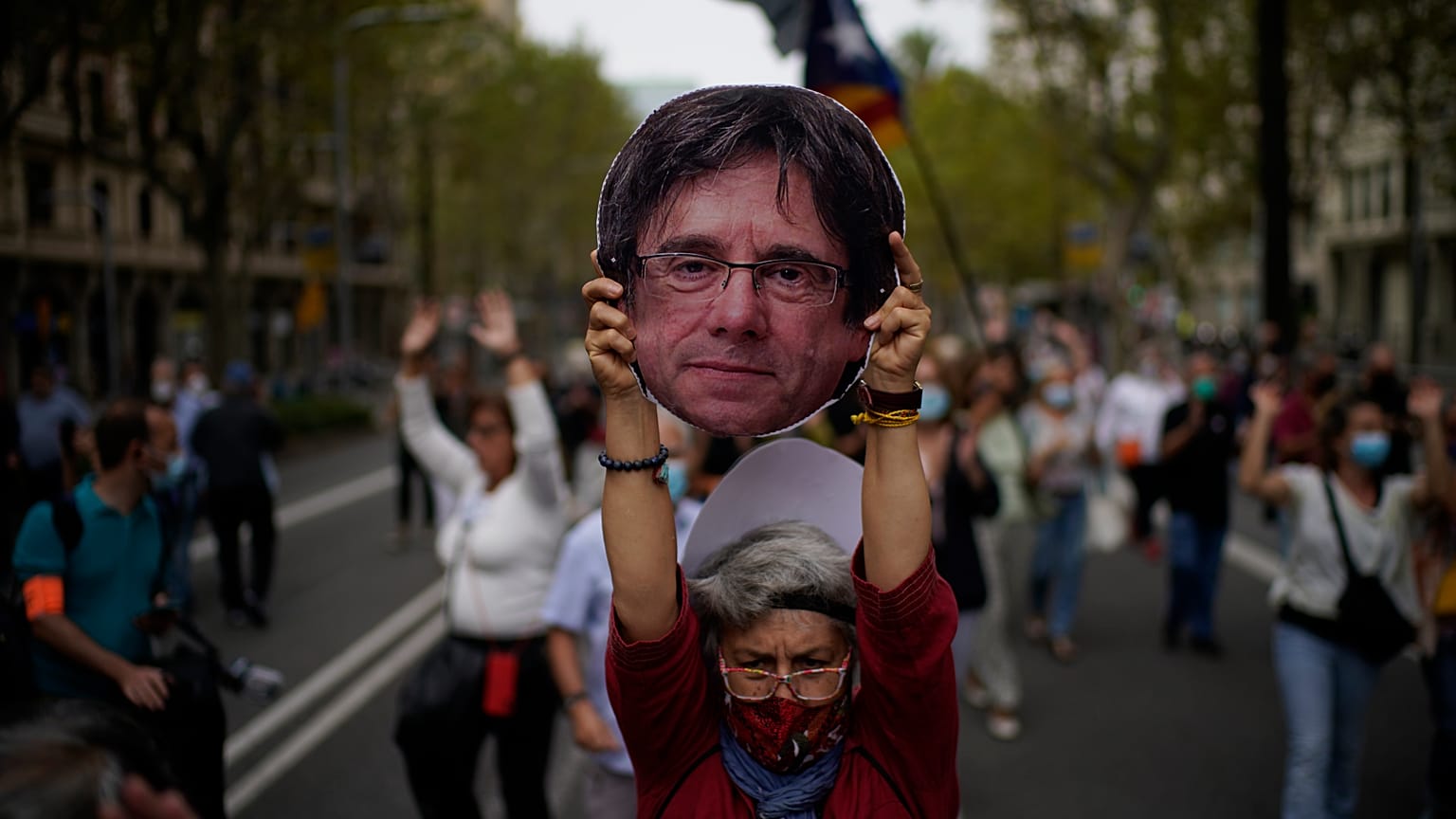 Una mujer durante una protesta en apoyo a Puigdemont frente al consulado italiano en Barcelona, España, el viernes 24 de septiembre de 2021