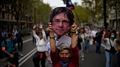 Una mujer durante una protesta en apoyo a Puigdemont frente al consulado italiano en Barcelona, España, el viernes 24 de septiembre de 2021
