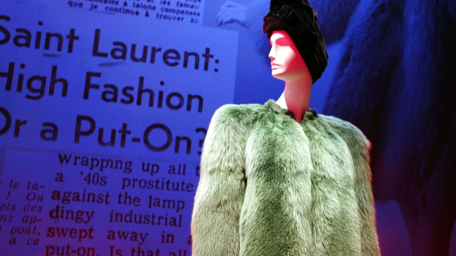 Rókabunda az YSL divatház denveri, retrospektív kiállításán