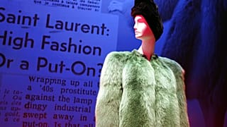 Rókabunda az YSL divatház denveri, retrospektív kiállításán