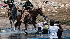 حاول ضباط حماية الحدود الأمريكية صدّ المهاجرين أثناء عبورهم نهر ريو غراندي بالمكسيك، إلى ديل ريو في تكساس، الأحد 19 سبتمبر 2021
