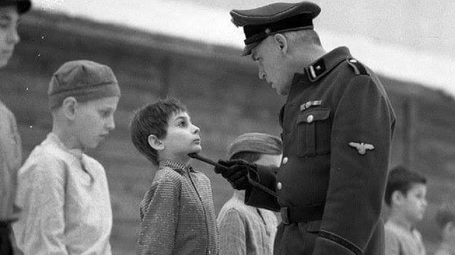 Német tisztek ellenőrzik a gyerekeket a koncentrációs táborban a Twarz aniola című filmben (illusztráció)