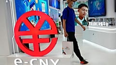 Logo de la e-CNY, versión digital del Yuan, en una feria en Pekín, China, 5/9/2021