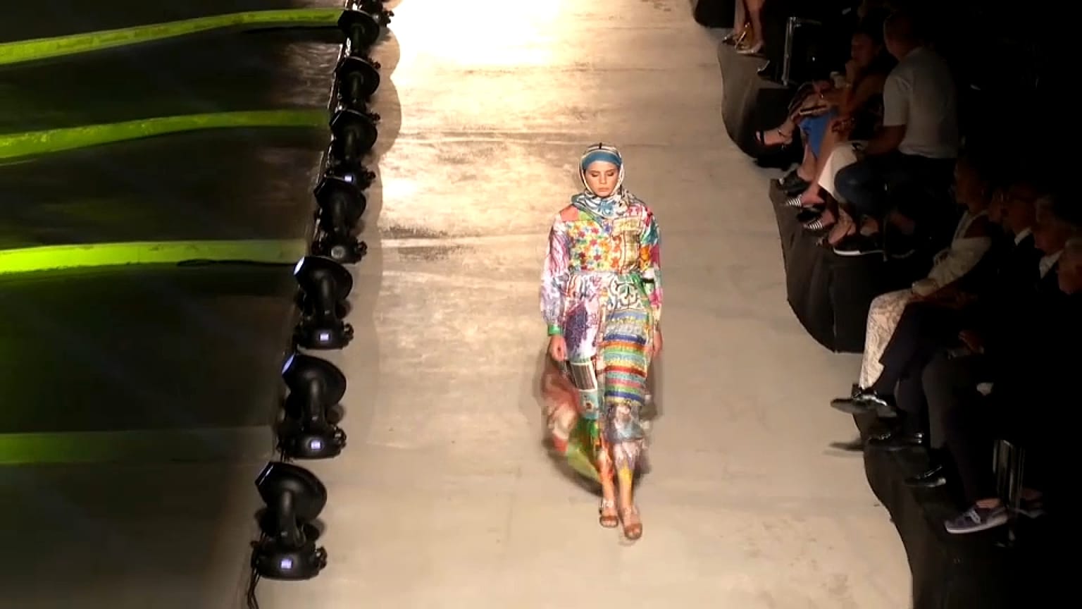 "Italian Muslim Wear" - Ein Model auf dem Mailänder Laufsteg 