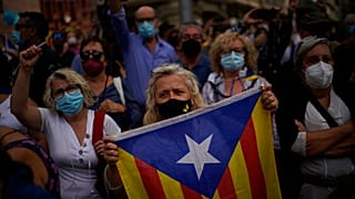Активисты протестуют против задержания Карлеса Пучдемона у консульства Италии в Барселоне 24 сентября 2021