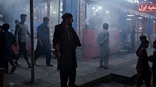 مقاتل مسلح من طالبان في شارع مزدحم في كابول، أفغانستان.