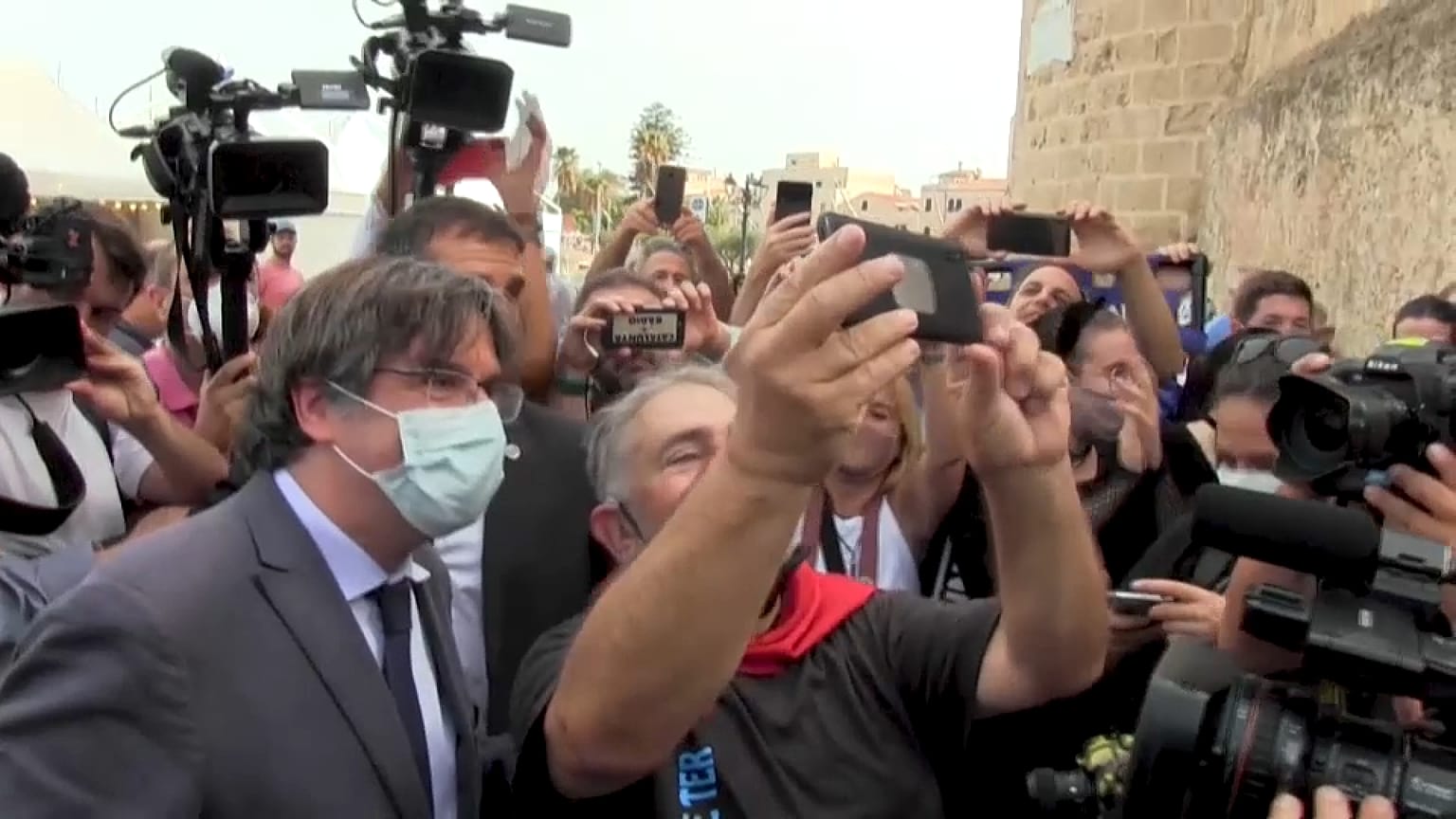 Carles Puigdemont se saca fotos con simpatizantes sardos en Alguer, Cerdeña